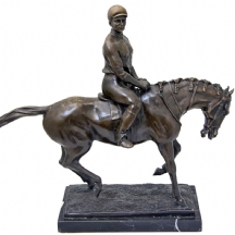 פסל של ג'וקי (רוכב) וסוס מירוץ