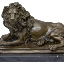 פסל ברונזה בדמות אריה רובץ