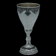 גביע קידוש עשוי כסף משובץ אבנים בגוון טורקיז