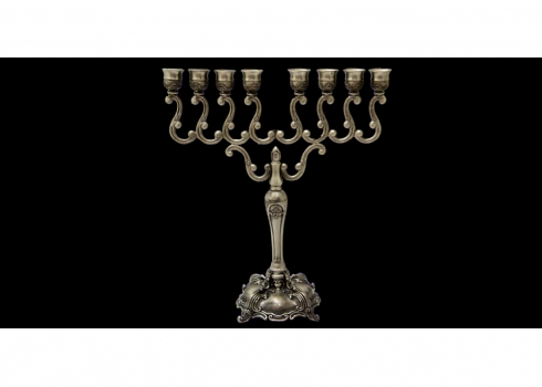 חנוכייה ישנה עשויה מתכת מצופה כסף