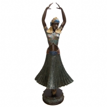 פסל גדול מיימדים בדמות רקדנית