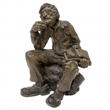 פסל ברונזה בדמות 'איש ספר'