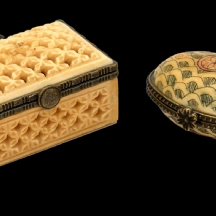 לוט של שתי קופסאות עשויות עצם ופליז
