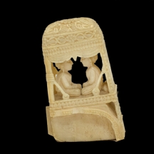 פסלון עתיק משנהב בדגם מנשא לגב פיל