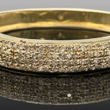 צמיד 'בנגל' קשיח עשוי זהב ומשובץ יהלומים