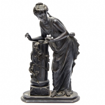 פסל ברונזה עתיק בדמות נערה
