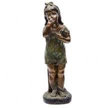 פסל ברונזה ישן בדמות ילדה