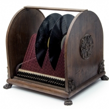 מעמד ישן לתקליטים עשוי מתכת ועץ