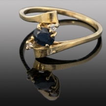 טבעת זהב משובצת ספיר ושני יהלומים קטנים