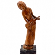 פסל עשוי עץ בדמות אישה