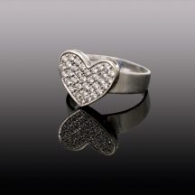 טבעת ישנה עשויה זהב לבן 14 קארט, חתומה, משובצת יהלומים בשיבוץ בצורת לב.