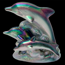 פסלון חרס ישן בדמות שלושה דולפינים