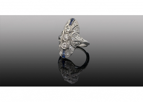 טבעת עתיקה עשויה פלטינה משובצת יהלומים
