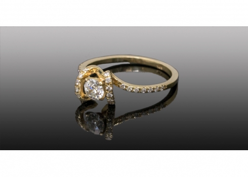 טבעת עשויה זהב צהוב 14 קארט משובצת יהלומים