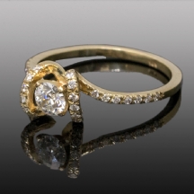 טבעת עשויה זהב צהוב 14 קארט משובצת יהלומים