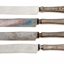 ארבעה סכינים עשויים מתכת