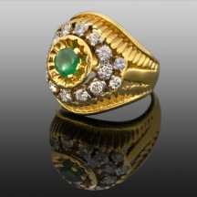 טבעת זהב עם אמרלד ויהלומים