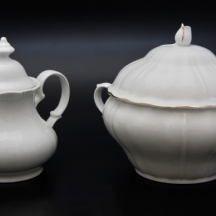 לוט של שני כלי פורצלן