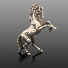 פסלון עשוי כסף בדמות סוס