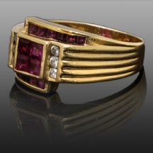 טבעת רטרו ישנה עשויה זהב צהוב 14 קארט משובצת יהלומים ואבני רובי.