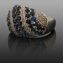 טבעת כסף משובצת יהלומים וספירים כחולים