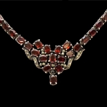 ענק עשוי כסף משובץ גארנטים ומרקיזטות