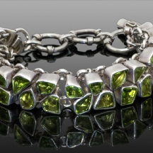 צמיד עשוי כסף משובצת פרידוט