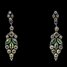 עגילים ישנים עשויים כסף משובצים אבני פרידוט